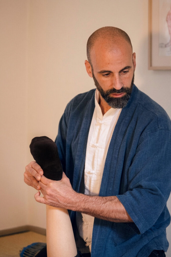 Antoine pratique le shiatsu sur un patient